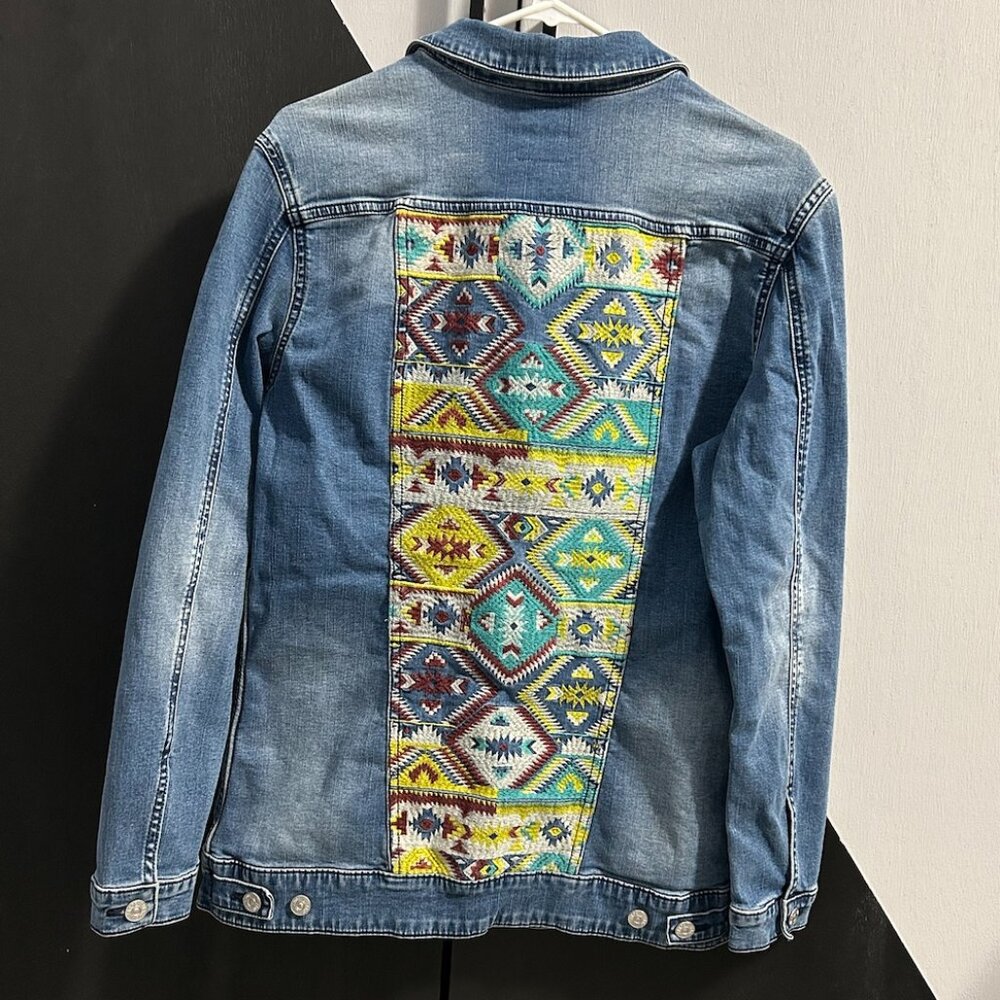 NWT LuLaRoe Jaxon Aztec Embroidered Back Panel‎ Jean Jacket Women's Size L